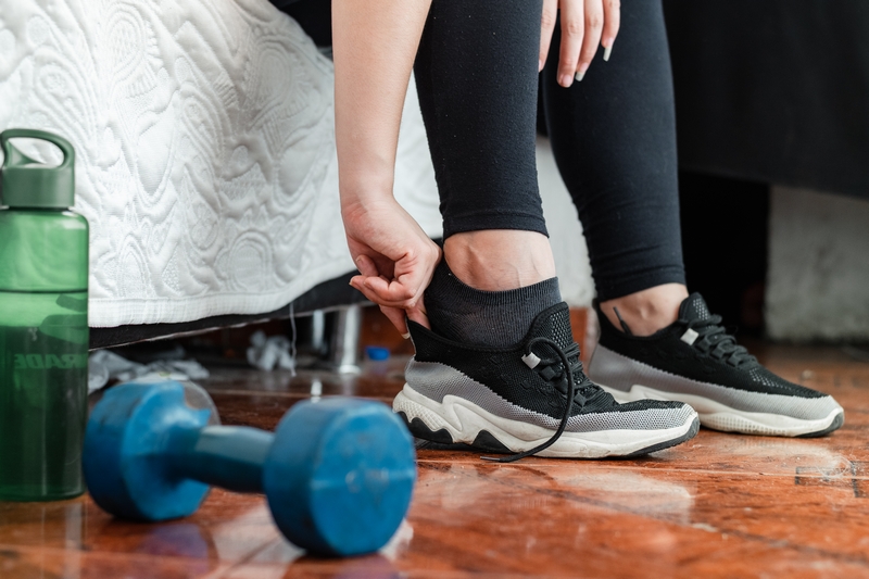 femme qui chausse ses baskets pour l'entrainement