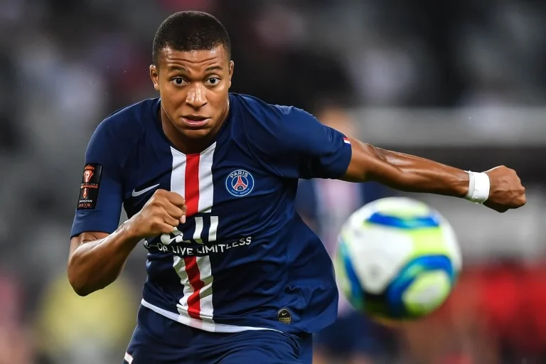 Vidéo > Mbappé en Feu : Revivez son Doublé Magistral et l&rsquo;Ovation Enflammée du Parc des Princes !