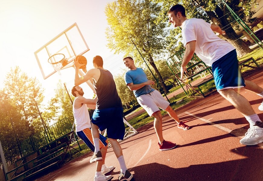 Quel est le rôle d'un meneur de basket ? Quel est son impact sur le jeu ?