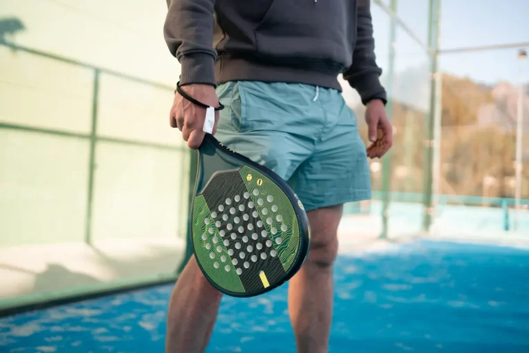 Le padel en plein essor : pourquoi ce sport attire-t-il toujours plus de nouveaux adeptes ?