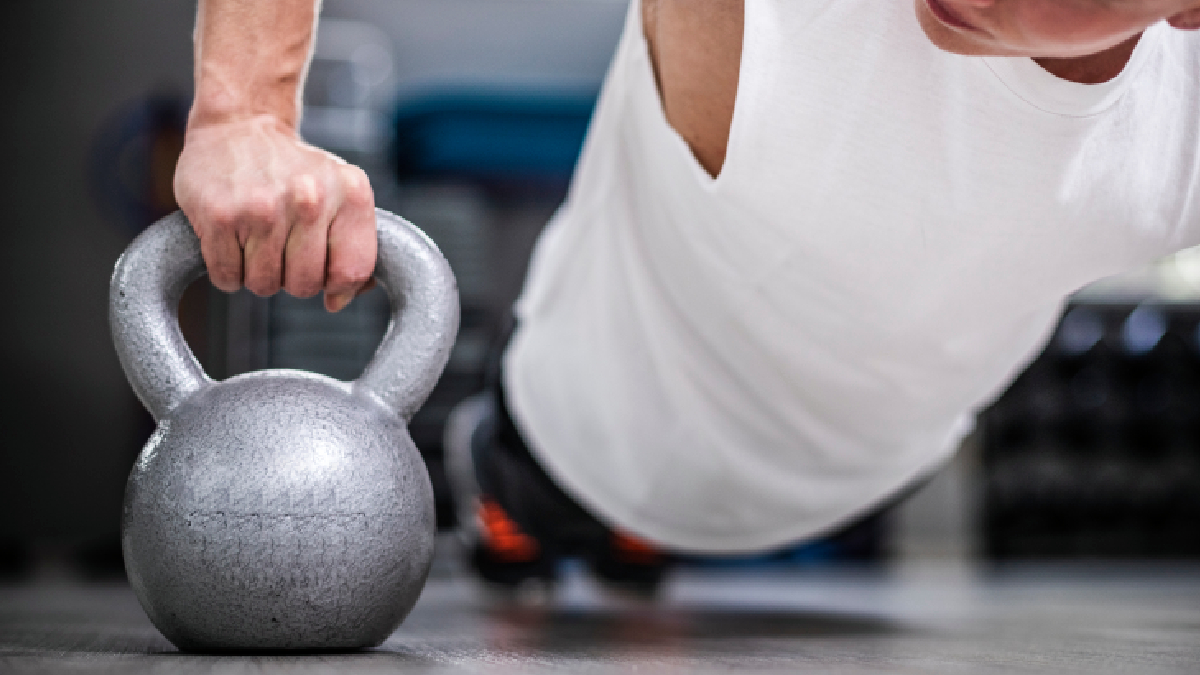 5 exercices kettlebell validés par les coachs pour des abdos vraiment plus forts