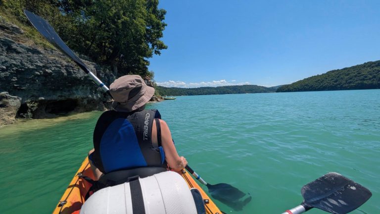 Balade au fil de l’eau : la randonnée fraîcheur en canoë qui fait chavirer la famille cet été