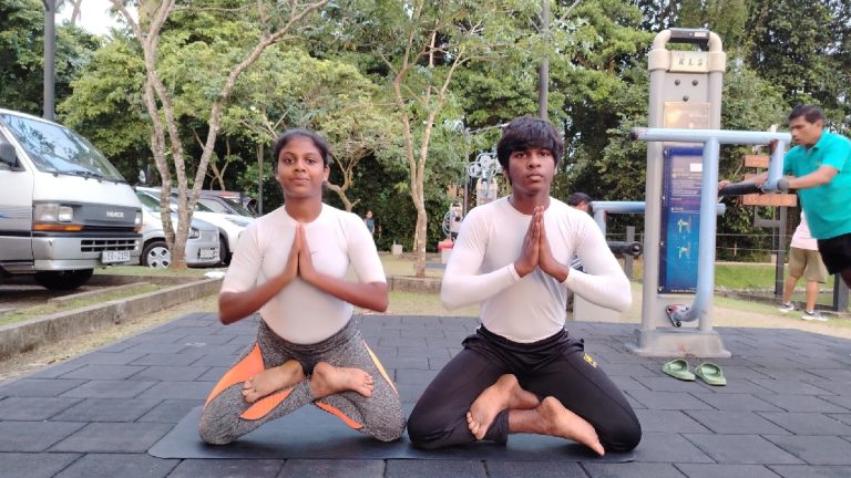5 postures de yoga pour soulager le stress lié au télétravail