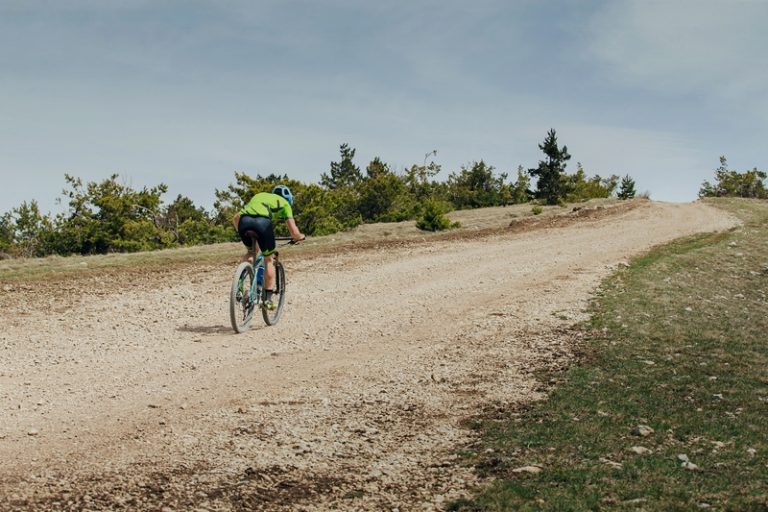 Gravel bike ou vélo de route : quel choix pour commencer le cyclisme ?