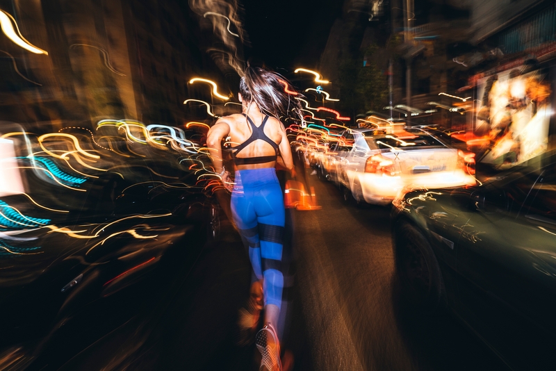 femme qui court la nuit