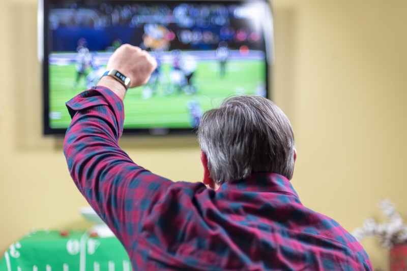 homme qui regarde la ligue 1