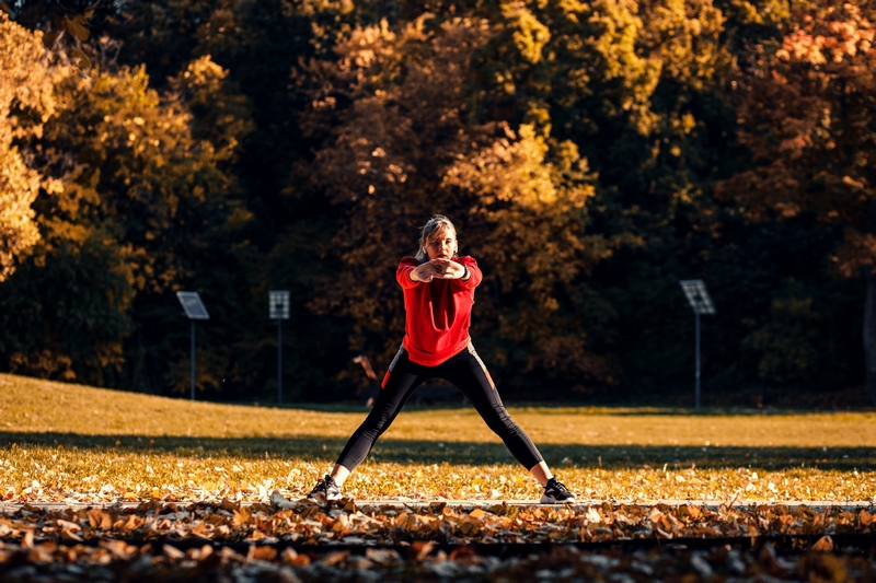 femme qui fait du sport dans un parc en automne