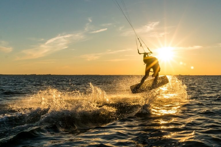 Kitesurf : comment choisir son aile pour progresser en toute confiance